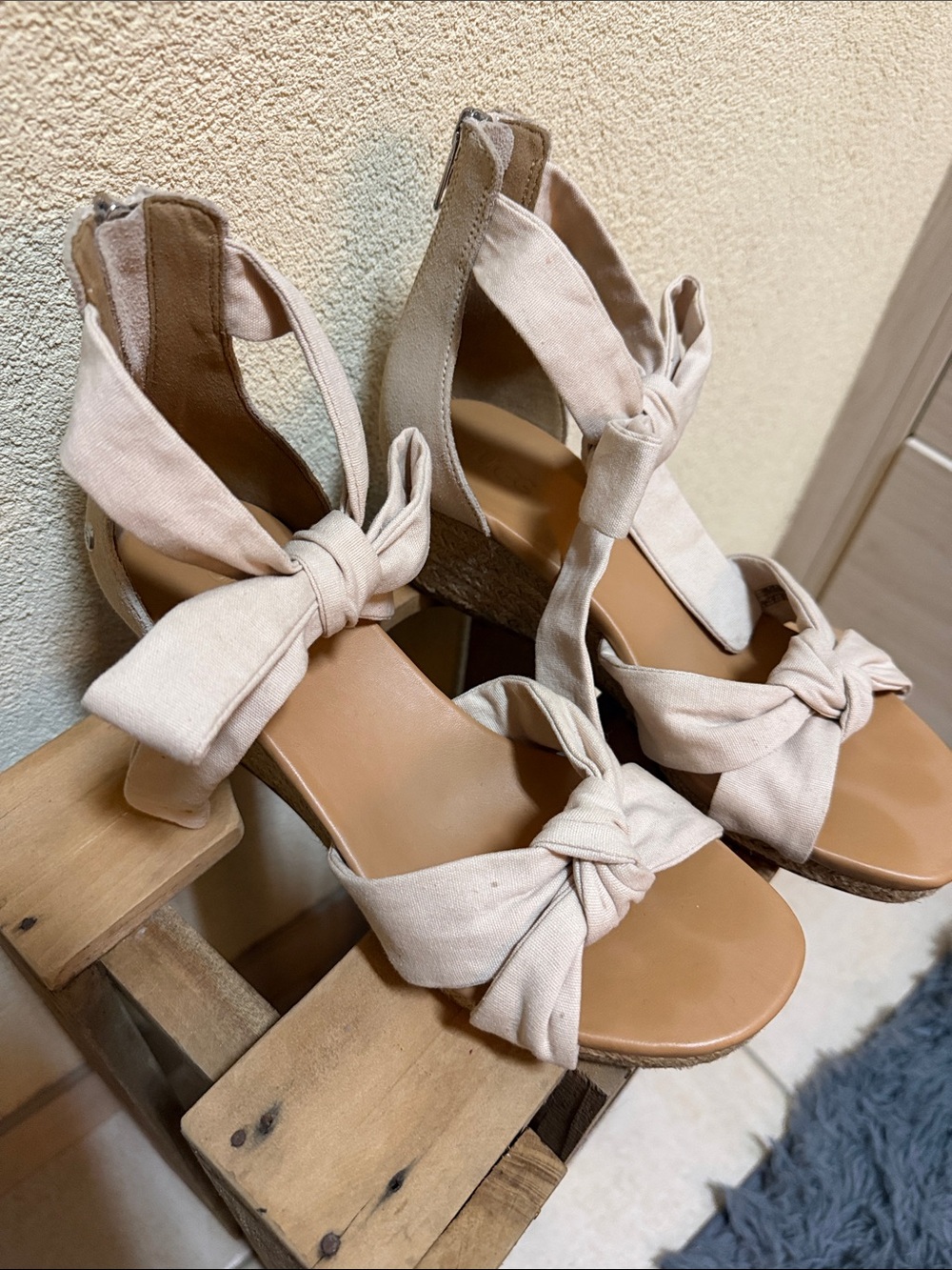UGG Yarrow Cream Canvas Knot Front Wedge Sandals Size 8 #041